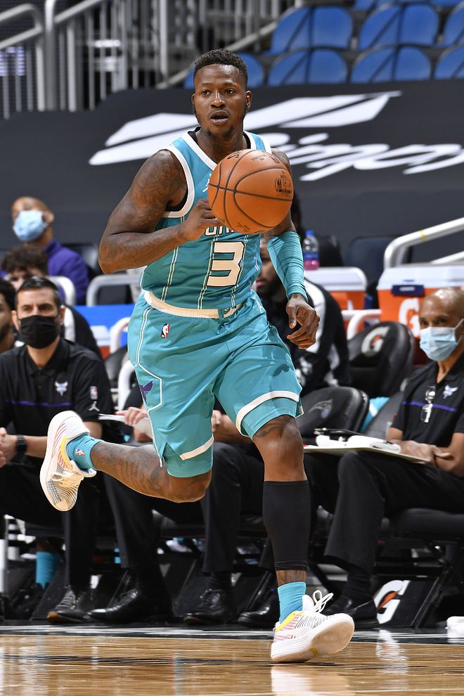 包含夏洛特黄蜂迎亚冠关键赛；赛后篮板制胜；信心回归；团队化学反应显著的词条